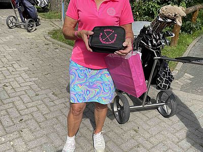 Dame hält eine kleine Tasche in der Hand.