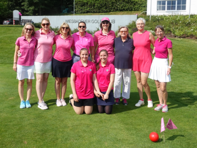 10 Damen mehrheitlich in pink gekleidet als Gruppenfoto